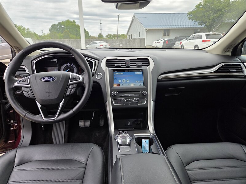 Used 2018 Ford Fusion SE w/ Fusion SE Technology Package FWD image 12