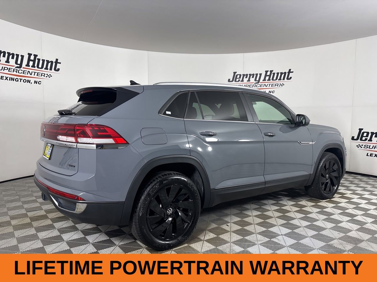 Used 2025 Volkswagen Atlas Cross Sport SE w/ Panoramic Sunroof Package image 5
