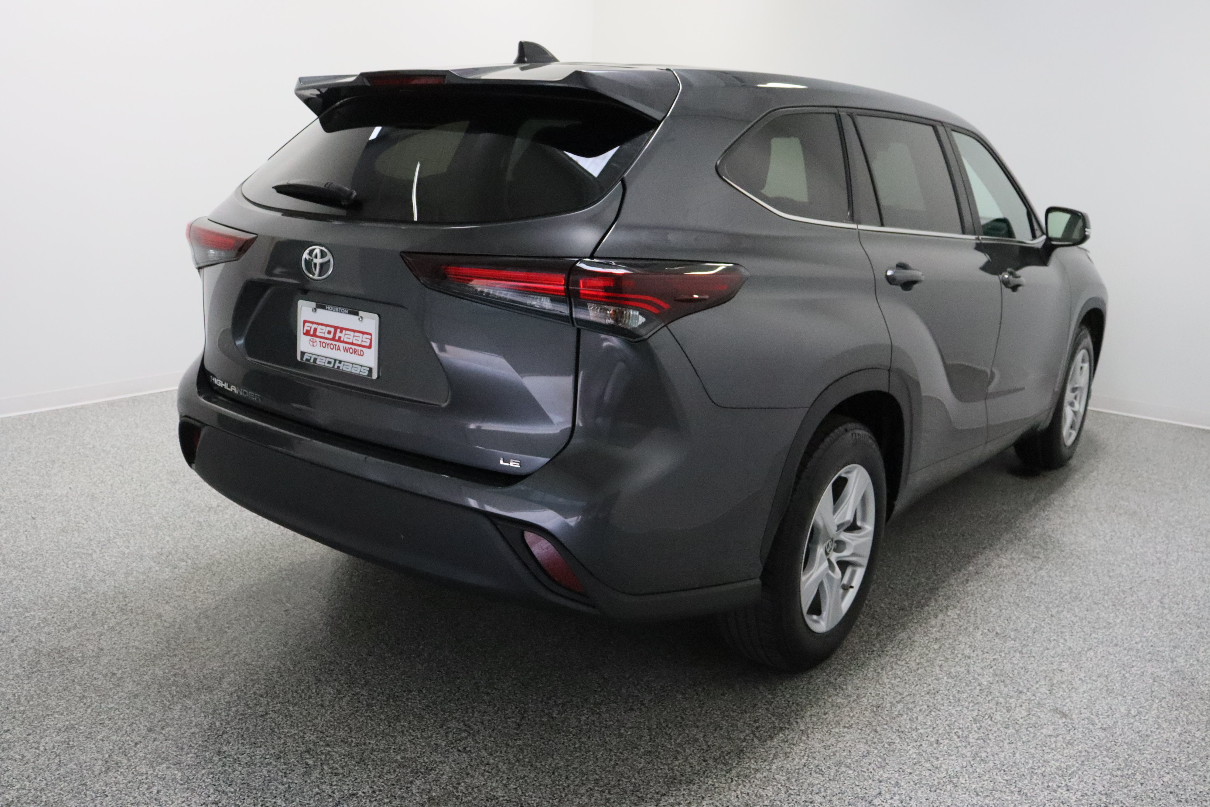 Used 2025 Toyota Highlander LE FWD image 7