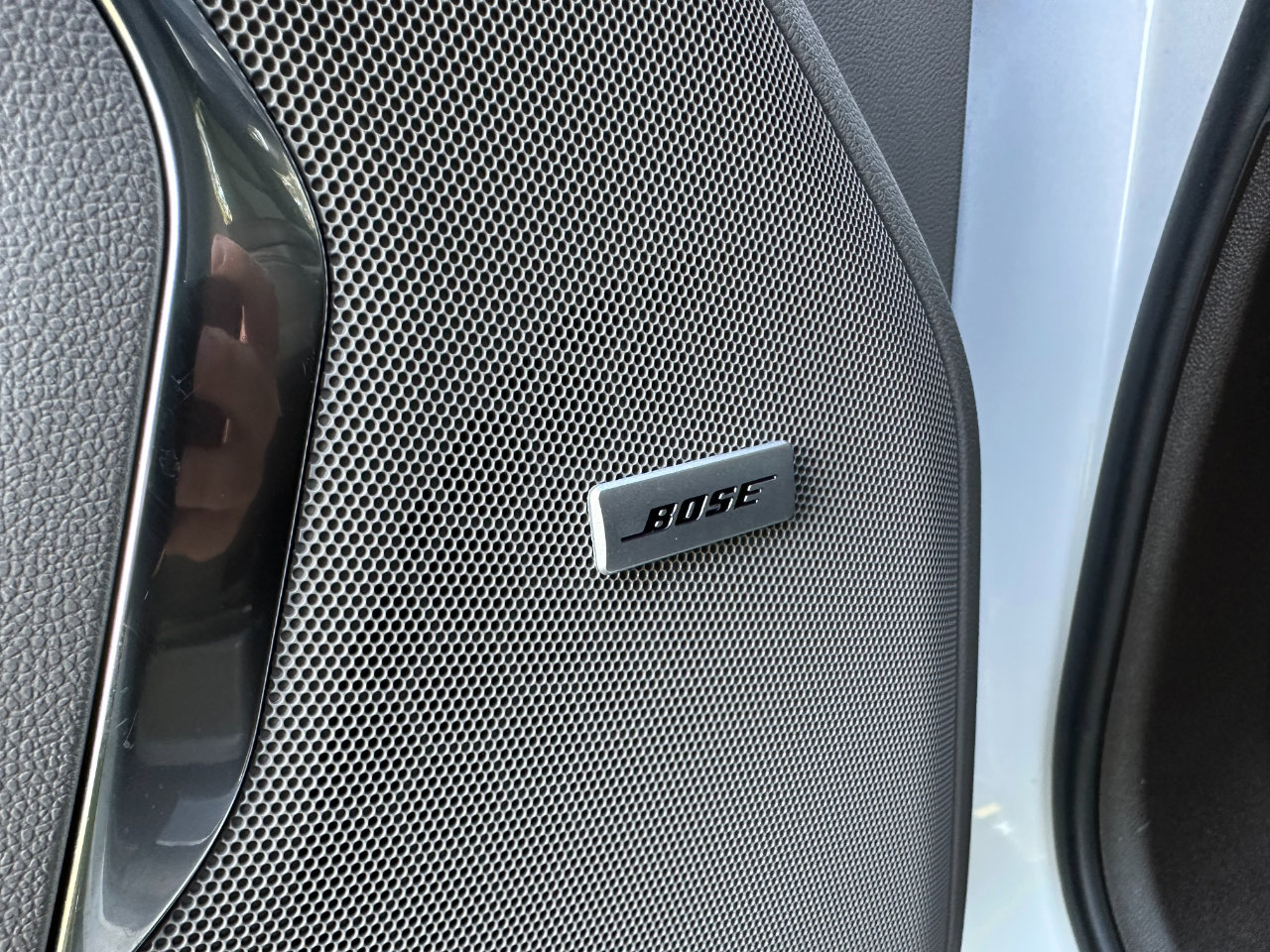 Used 2024 GMC Yukon XL SLT w/ SLT Luxury Package image 11