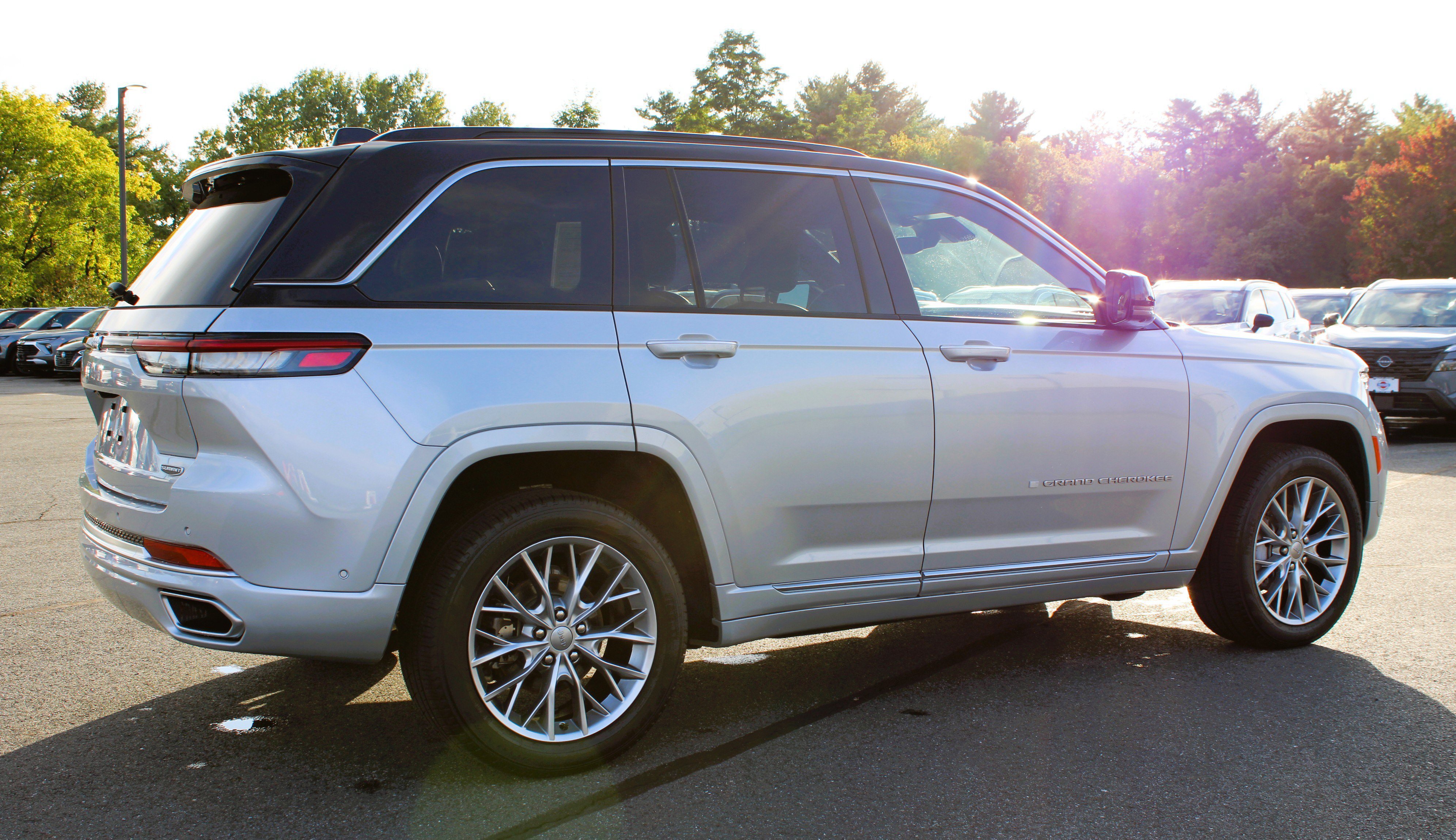 Used 2025 Jeep Grand Cherokee Summit w/ Luxury Tech Group V AWD/4WD image 8