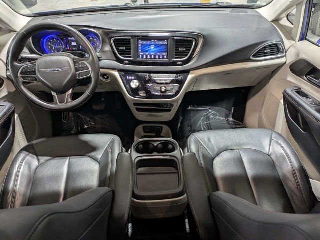Used 2020 Chrysler Pacifica Touring-L FWD image 16