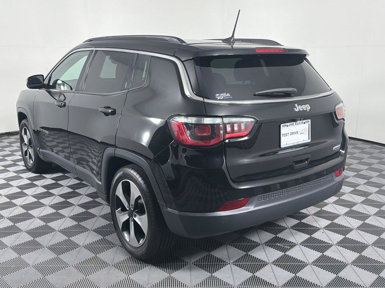 Used 2018 Jeep Compass Latitude w/ Popular Equipment Group FWD image 5