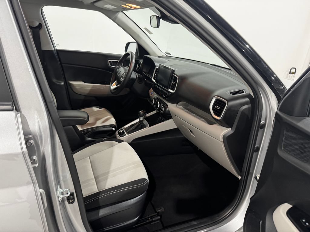 Used 2025 Hyundai Venue SEL FWD image 21