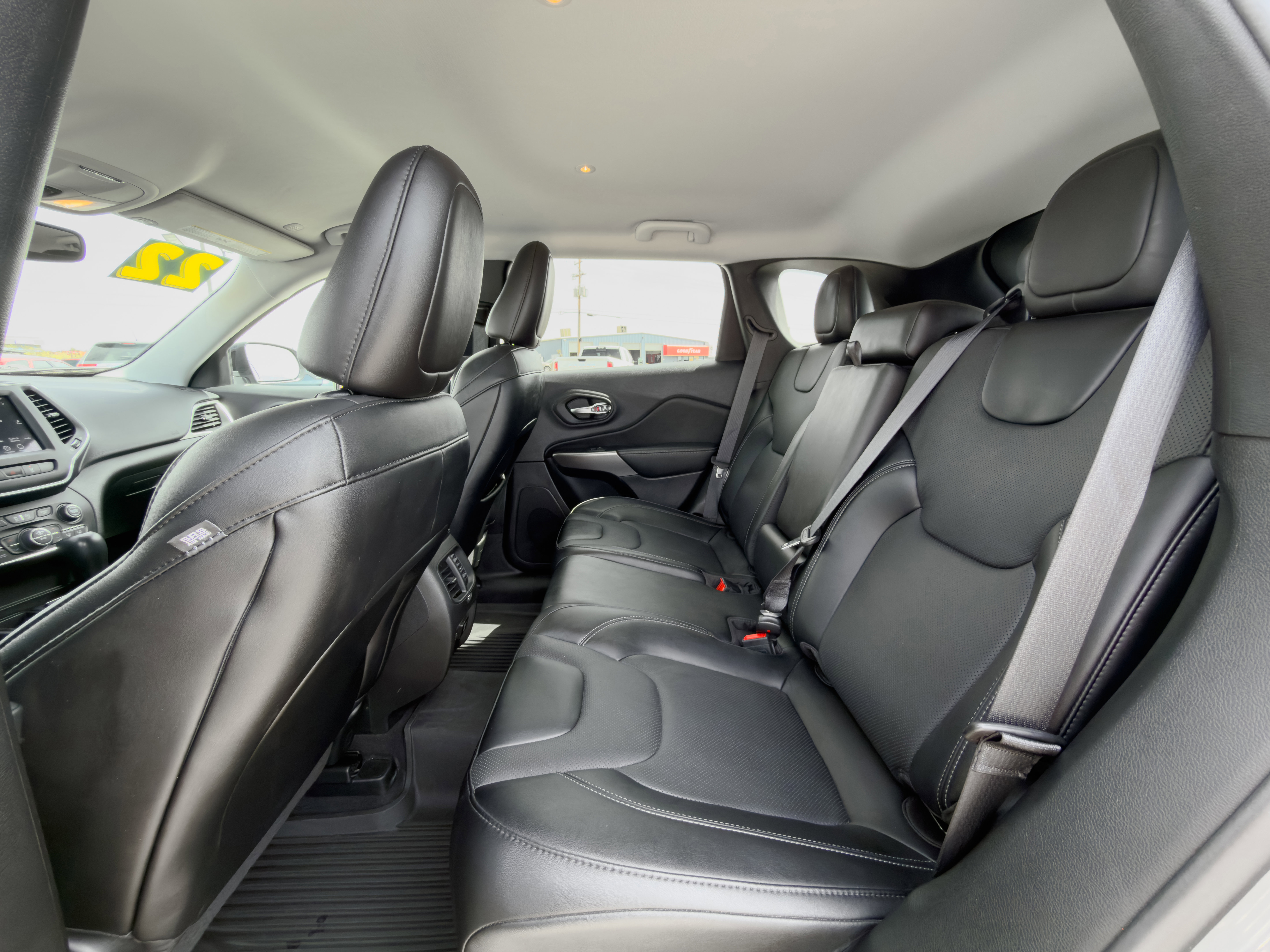 Used 2022 Jeep Cherokee Latitude Lux w/ Mopar Interior Package FWD image 12