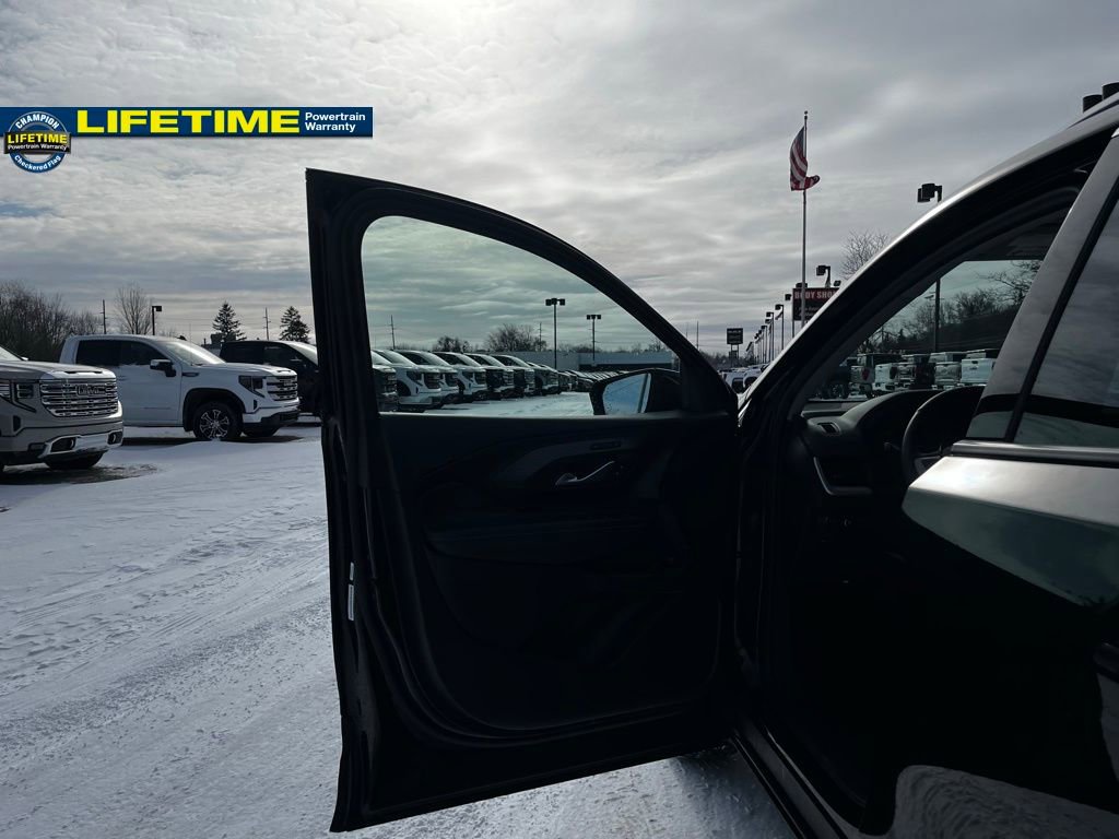 Used 2024 GMC Terrain SLT image 19
