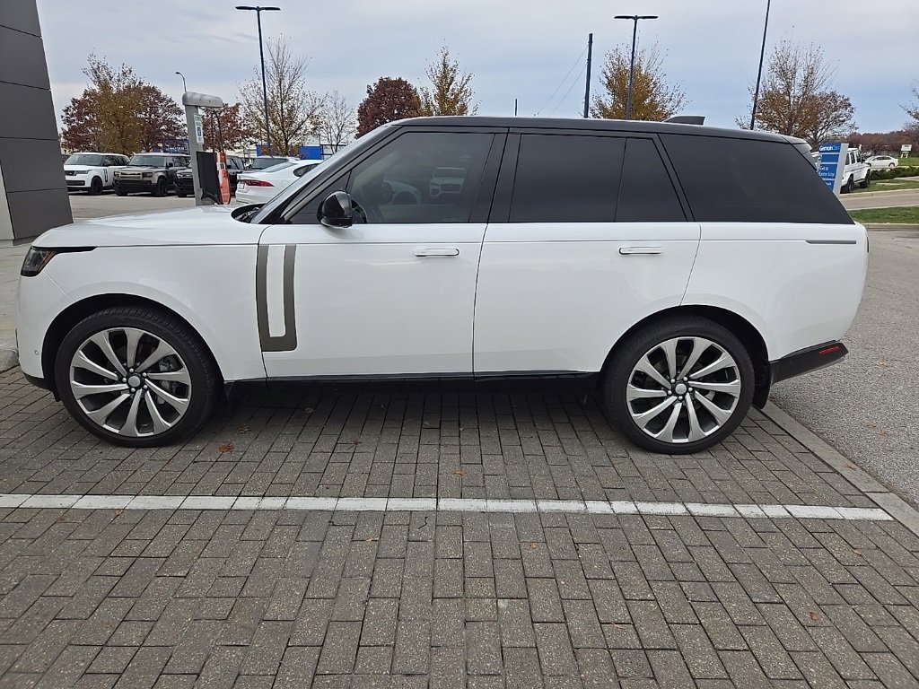 Used 2023 Land Rover Range Rover SE image 2