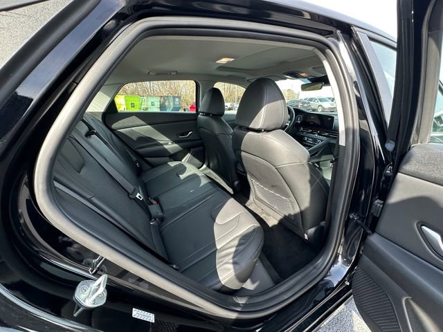 Used 2022 Hyundai Elantra Limited image 17