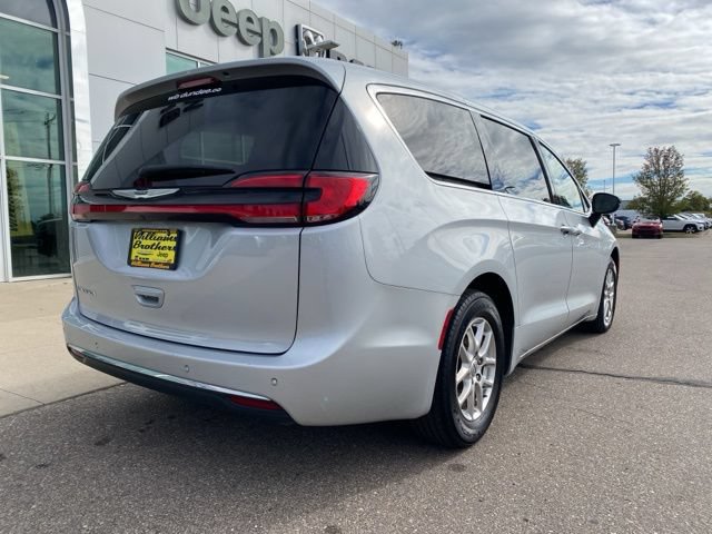 Used 2024 Chrysler Pacifica Touring-L FWD image 5