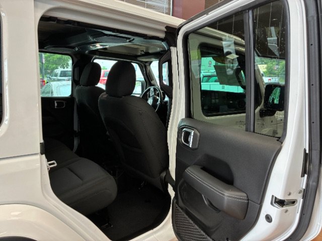 Used 2022 Jeep Wrangler Unlimited Sahara w/ Cold Weather Group AWD/4WD image 27