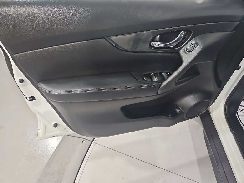 Used 2017 Nissan Rogue SV AWD/4WD image 11