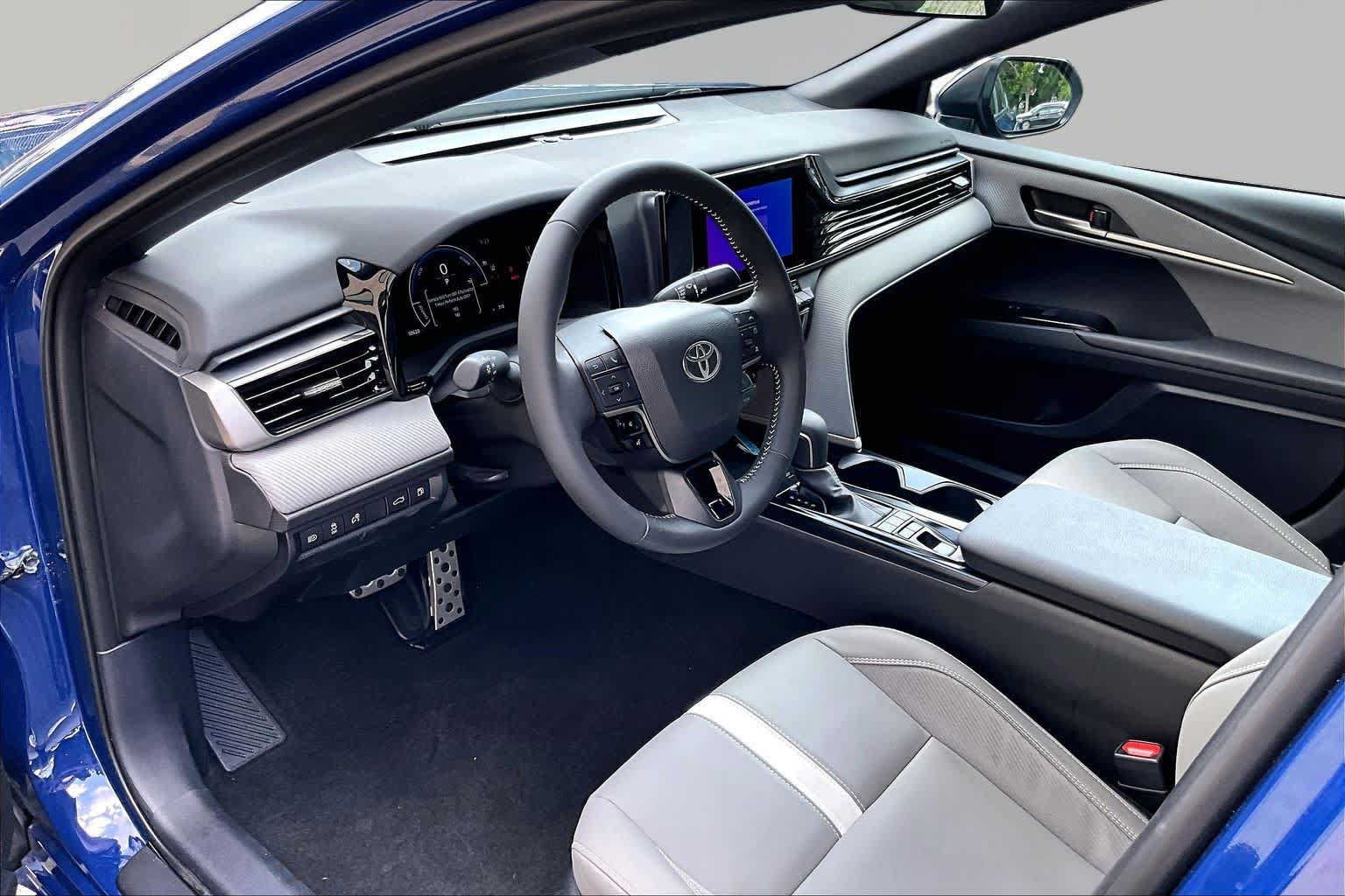 Used 2025 Toyota Camry SE w/ Convenience Package FWD image 18