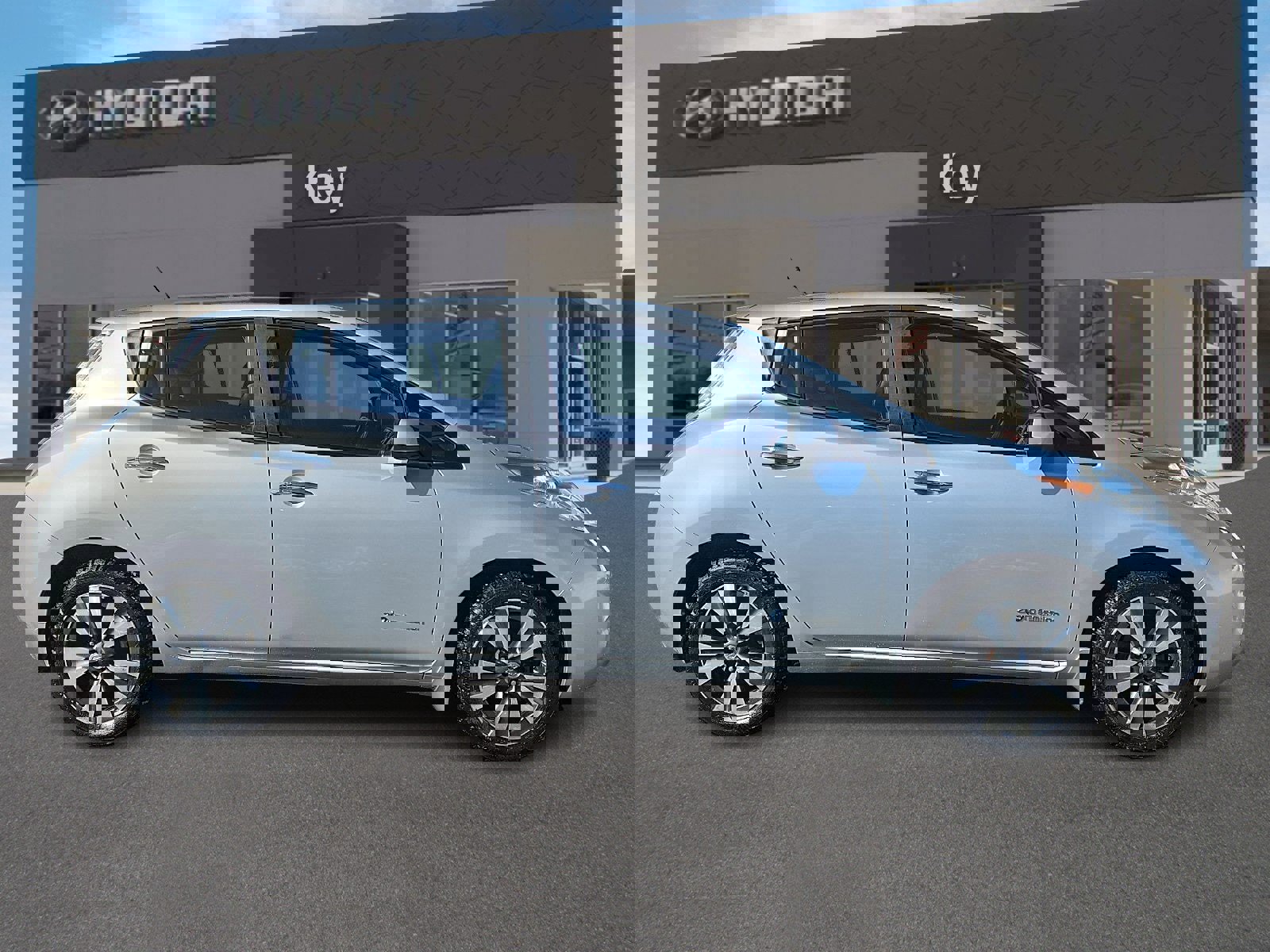 Used 2015 Nissan Leaf SL w/ Premium Package image 3