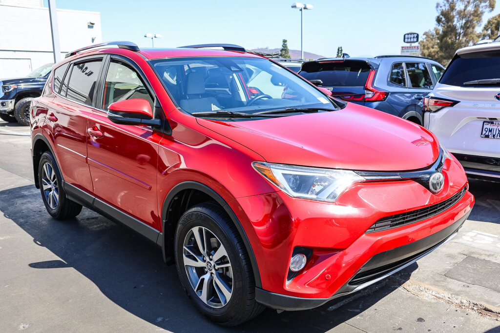 Used 2017 Toyota RAV4 XLE AWD/4WD image 2