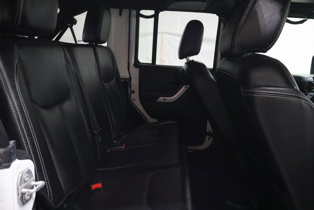 Used 2018 Jeep Wrangler Unlimited Sahara w/ Connectivity Group image 12