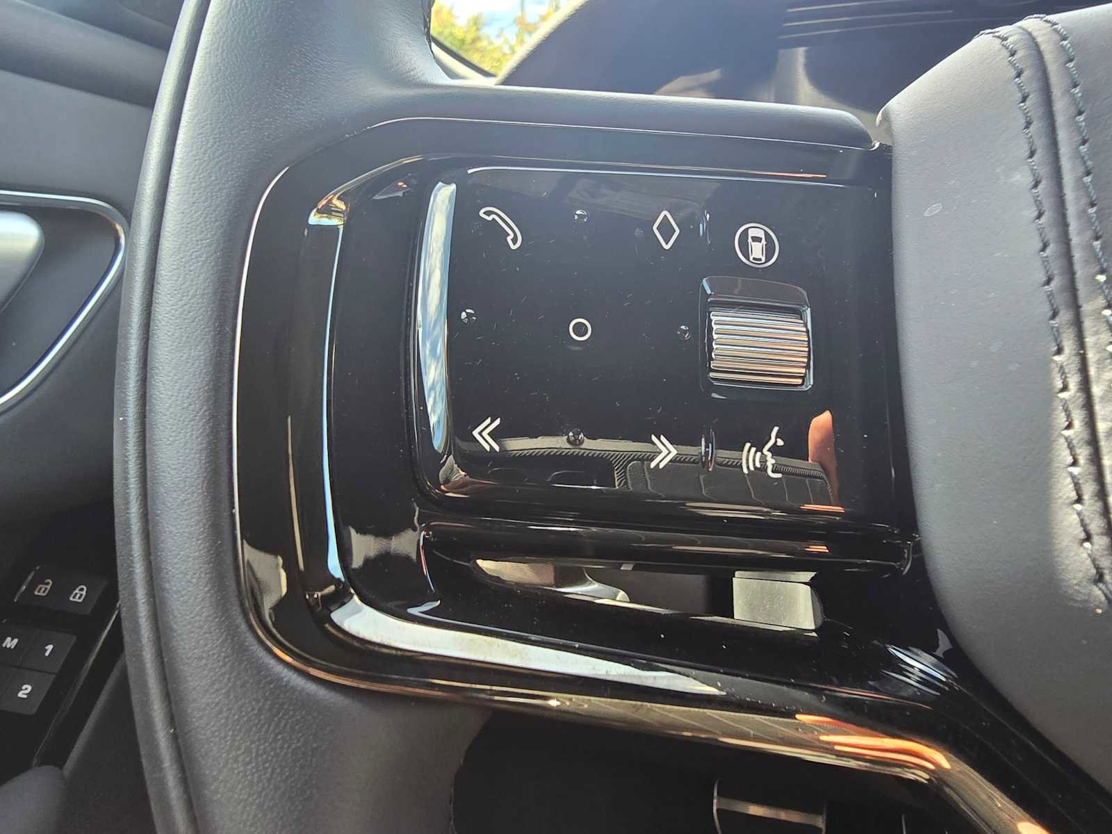 Certified 2025 Land Rover Range Rover Velar Dynamic SE image 31