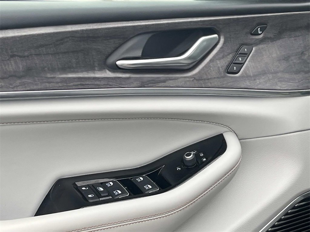 Used 2022 Jeep Grand Cherokee Overland w/ Luxury Tech Group IV image 12