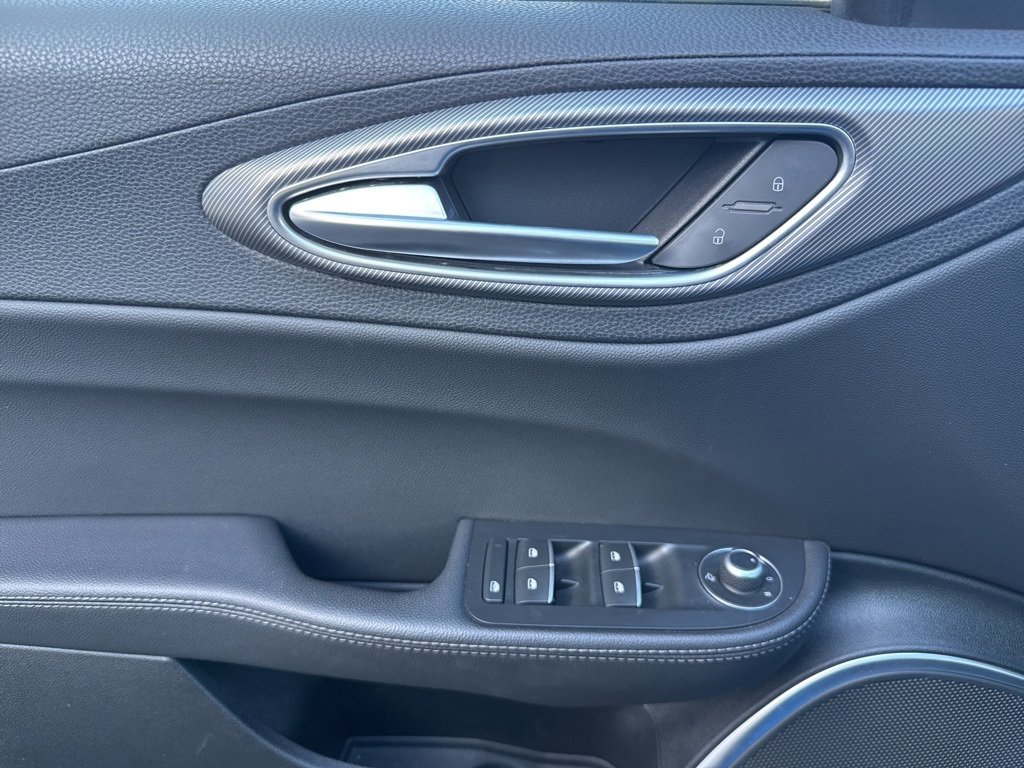 Used 2022 Alfa Romeo Giulia Veloce image 24