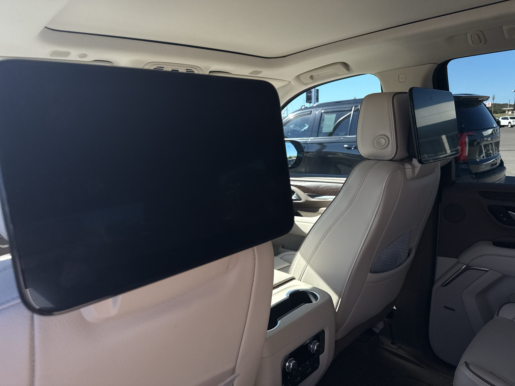 Used 2024 GMC Yukon Denali w/ Advanced Technology Package AWD/4WD image 10