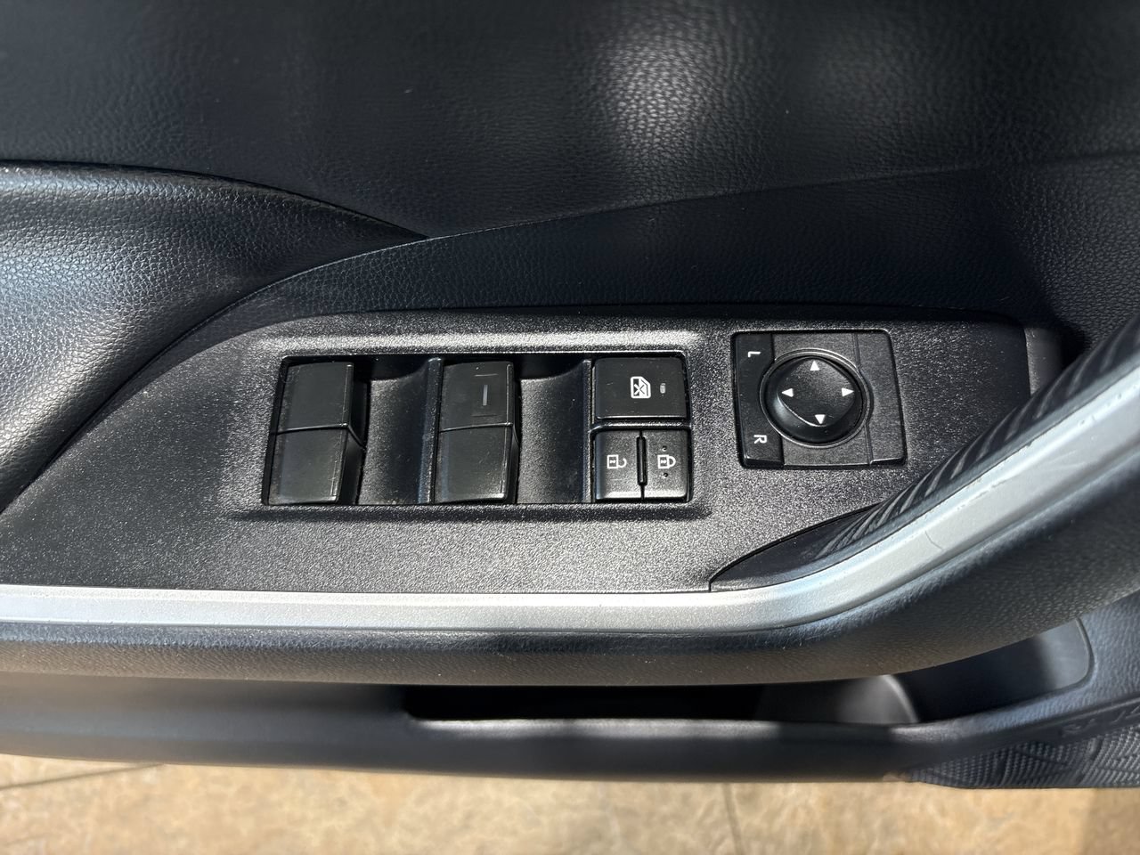 Used 2019 Toyota RAV4 LE FWD image 13