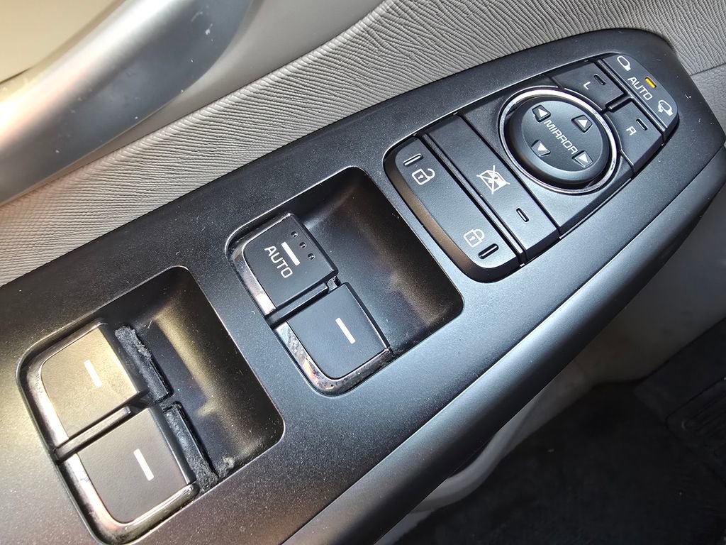 Used 2018 Kia Sedona LX image 24