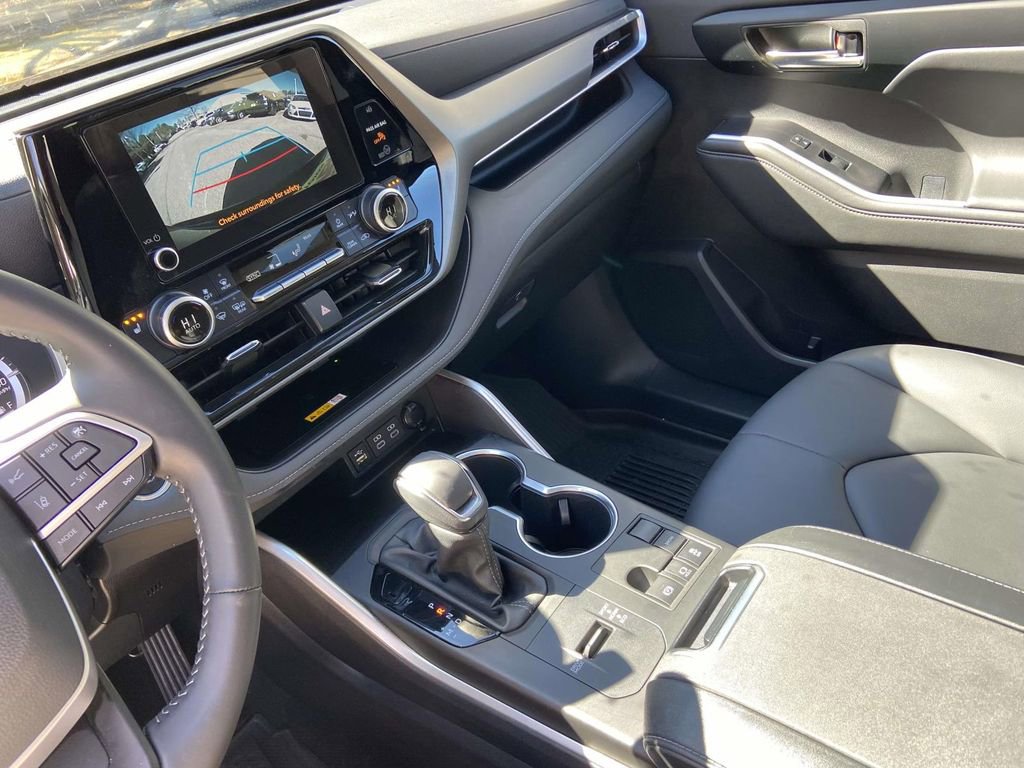 Used 2025 Toyota Highlander XLE image 28