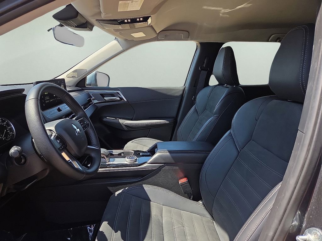 Used 2025 Mitsubishi Outlander SE image 24