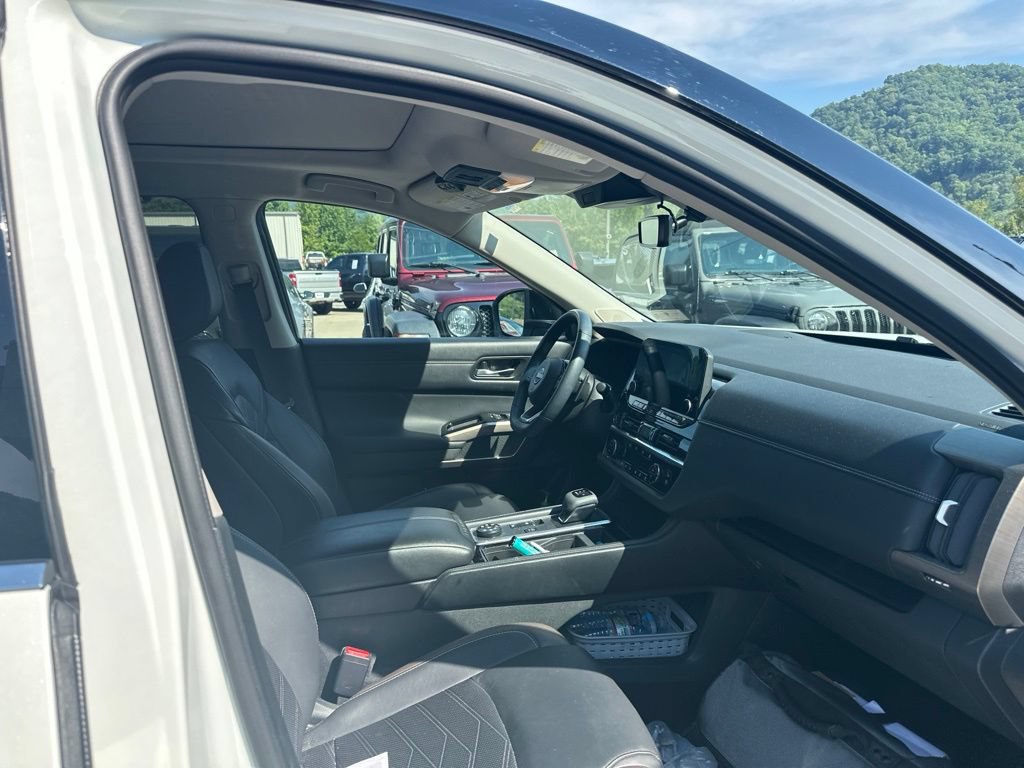 Used 2024 Nissan Pathfinder Platinum AWD/4WD image 6