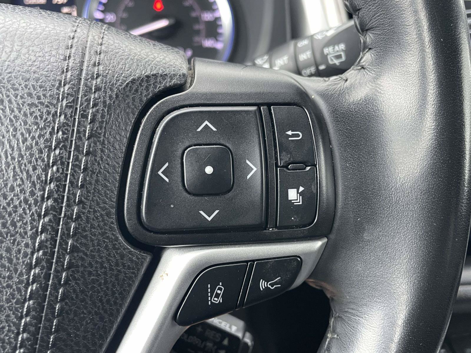 Used 2019 Toyota Highlander SE AWD/4WD image 24