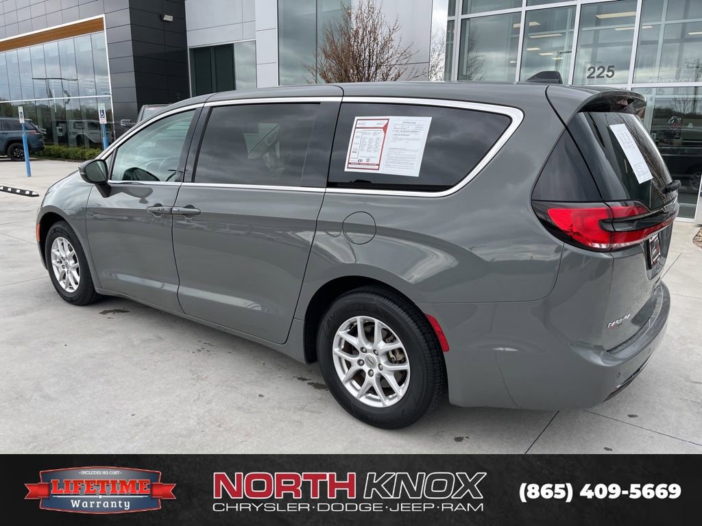Used 2023 Chrysler Pacifica Touring-L image 16