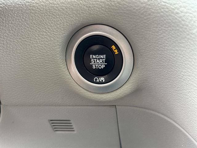 Used 2018 Chrysler Pacifica Limited FWD image 28