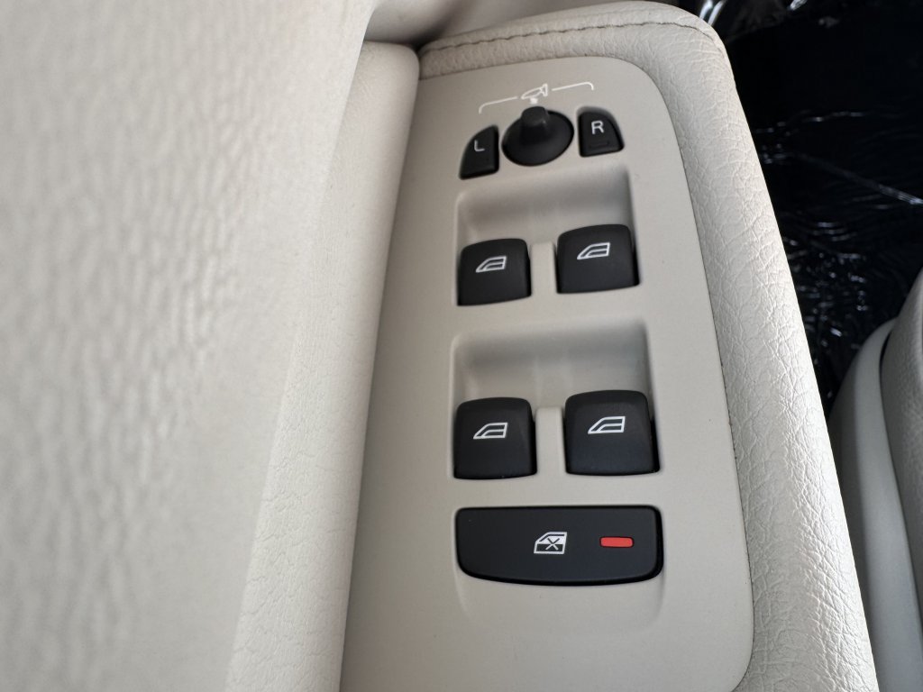 Used 2022 Volvo XC60 B5 Momentum FWD image 22