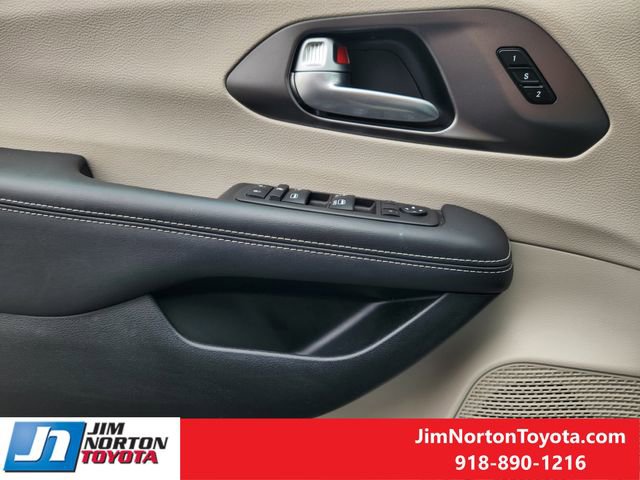 Used 2024 Chrysler Pacifica Touring-L image 25