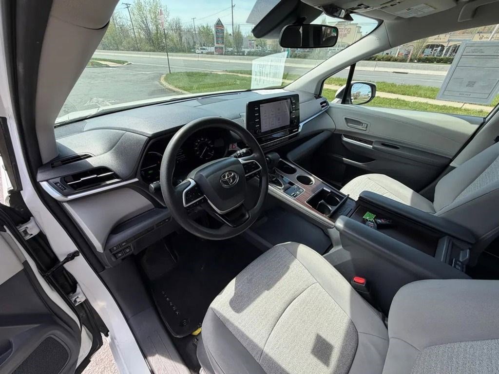 Used 2021 Toyota Sienna LE FWD image 8