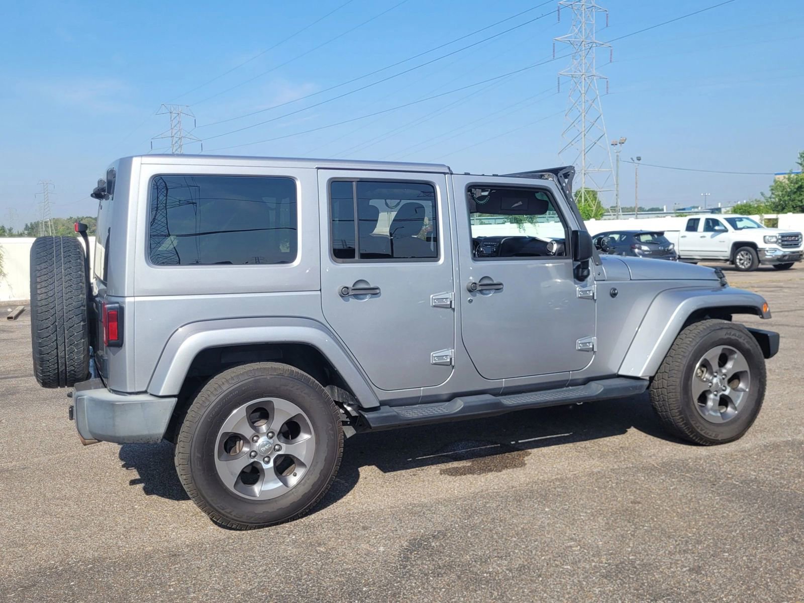 Used 2018 Jeep Wrangler Unlimited Sahara w/ Max Tow Package image 30