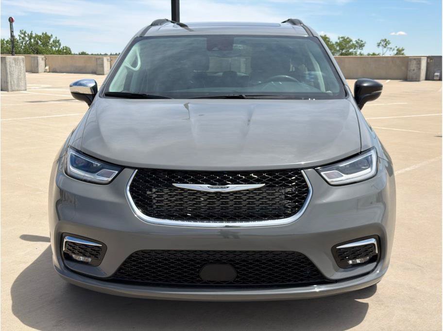 Used 2023 Chrysler Pacifica Limited FWD image 2