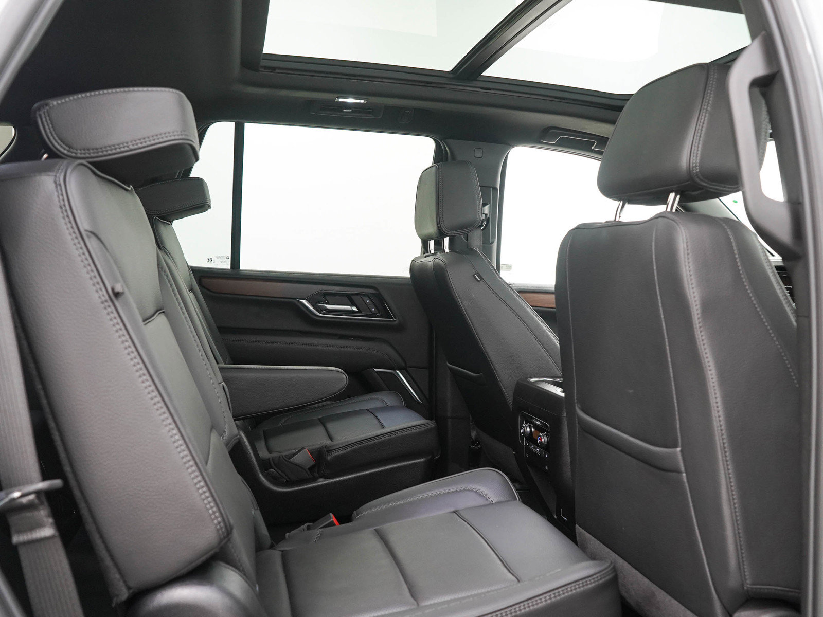 Used 2025 GMC Yukon Denali w/ Sun & Power Step Package AWD/4WD image 14