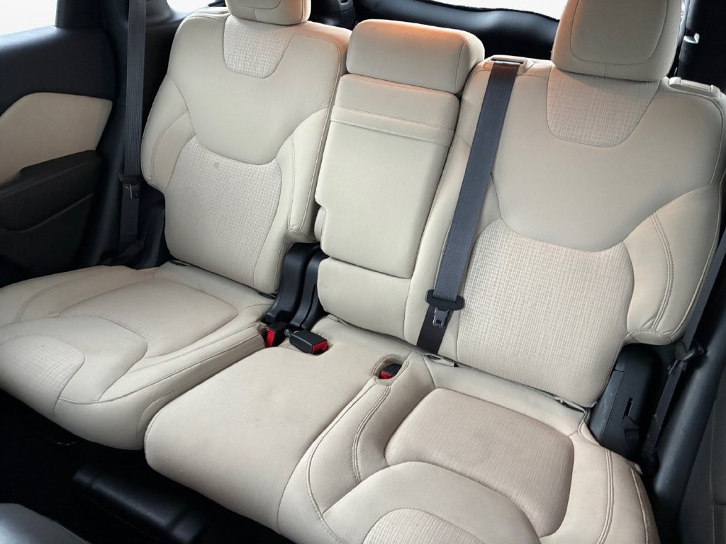 Used 2016 Jeep Cherokee Latitude w/ Comfort/Convenience Group FWD image 21