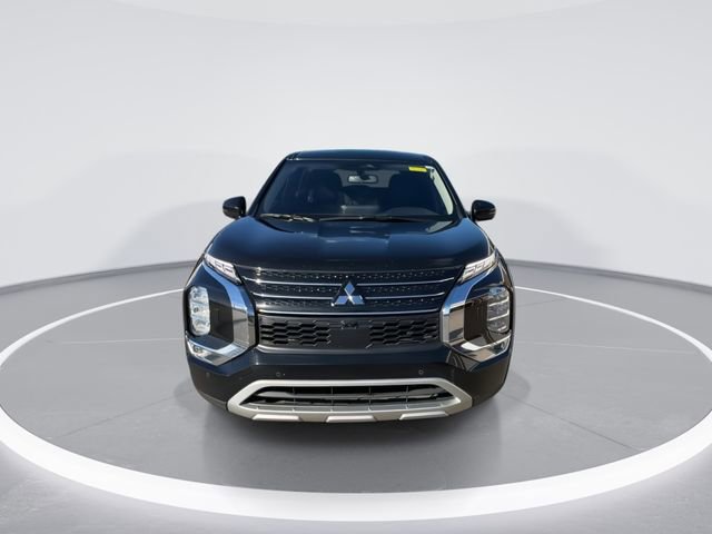 Used 2022 Mitsubishi Outlander SE image 3