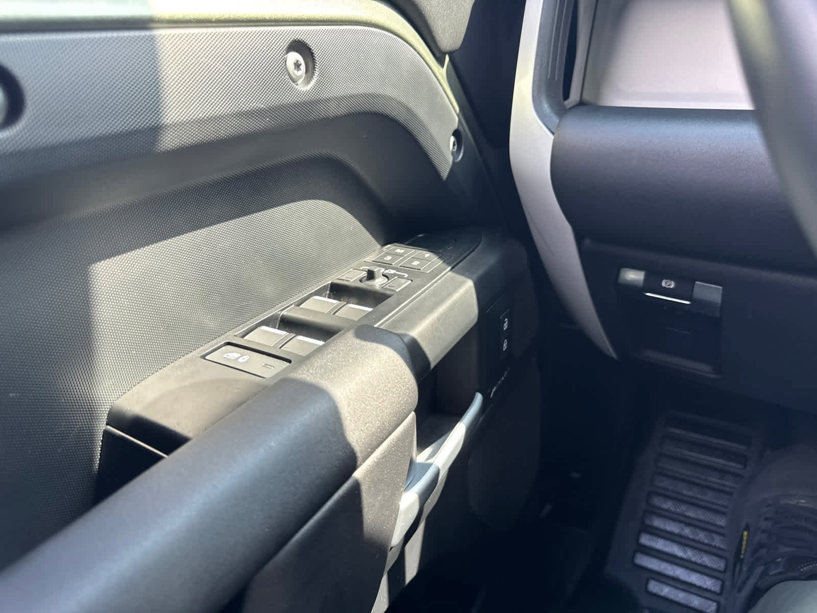 Used 2025 Land Rover Defender 110 S image 21
