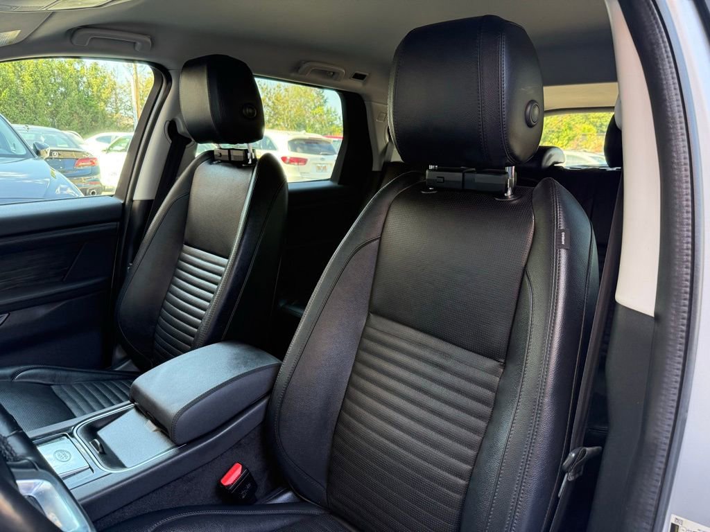 Used 2020 Land Rover Discovery Sport SE image 12