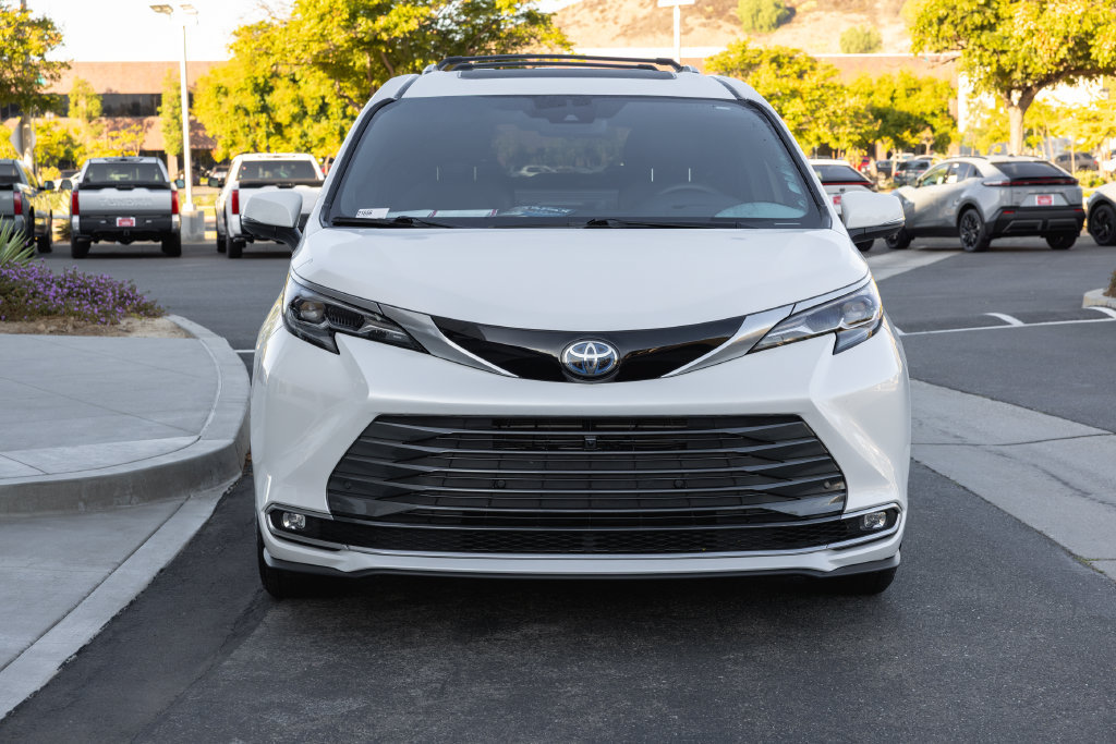 Certified 2025 Toyota Sienna Platinum AWD/4WD image 2