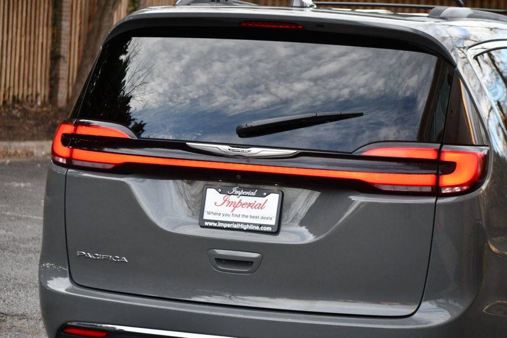 Used 2022 Chrysler Pacifica Touring-L image 8
