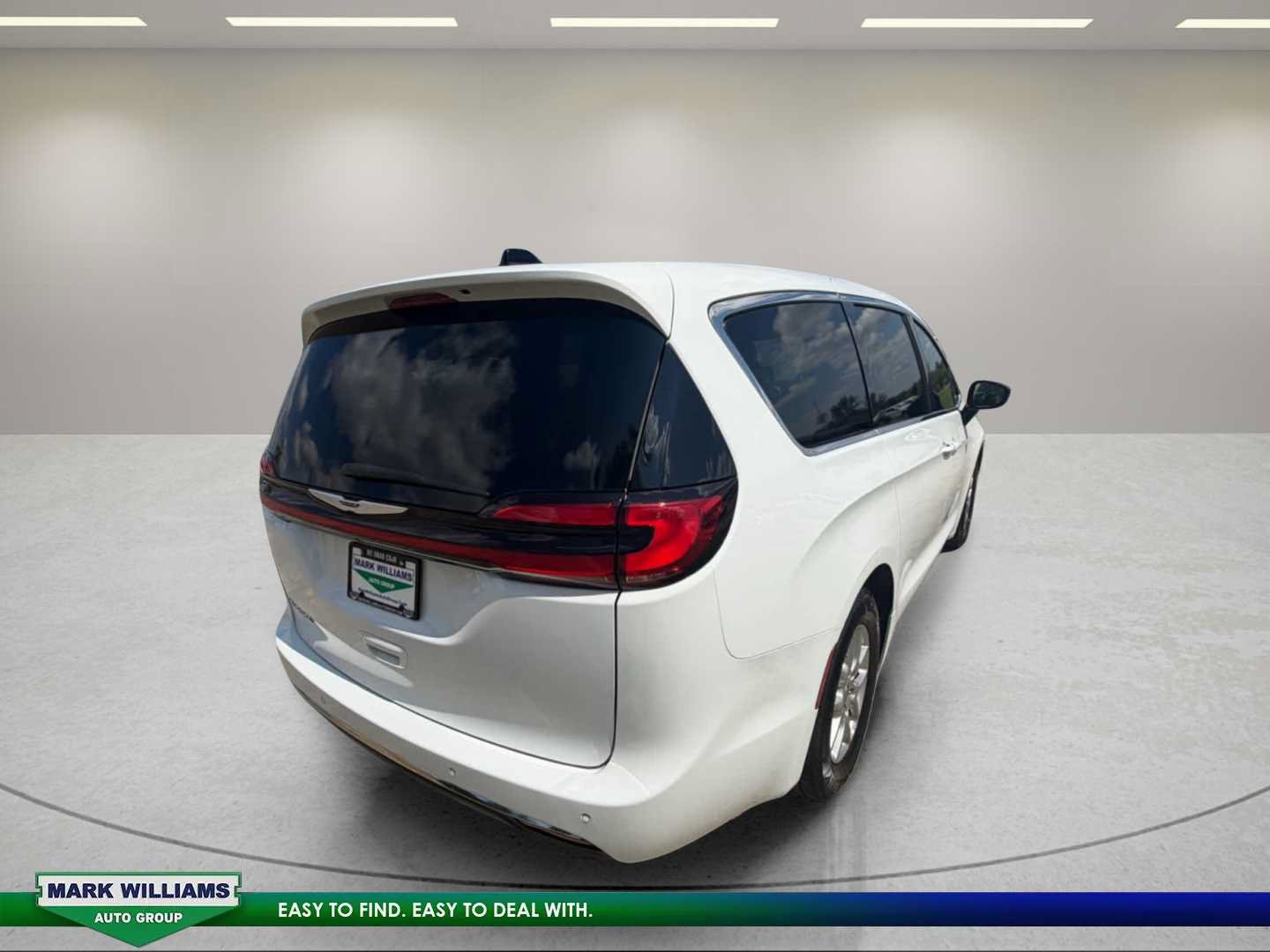 Used 2025 Chrysler Pacifica Select FWD image 6
