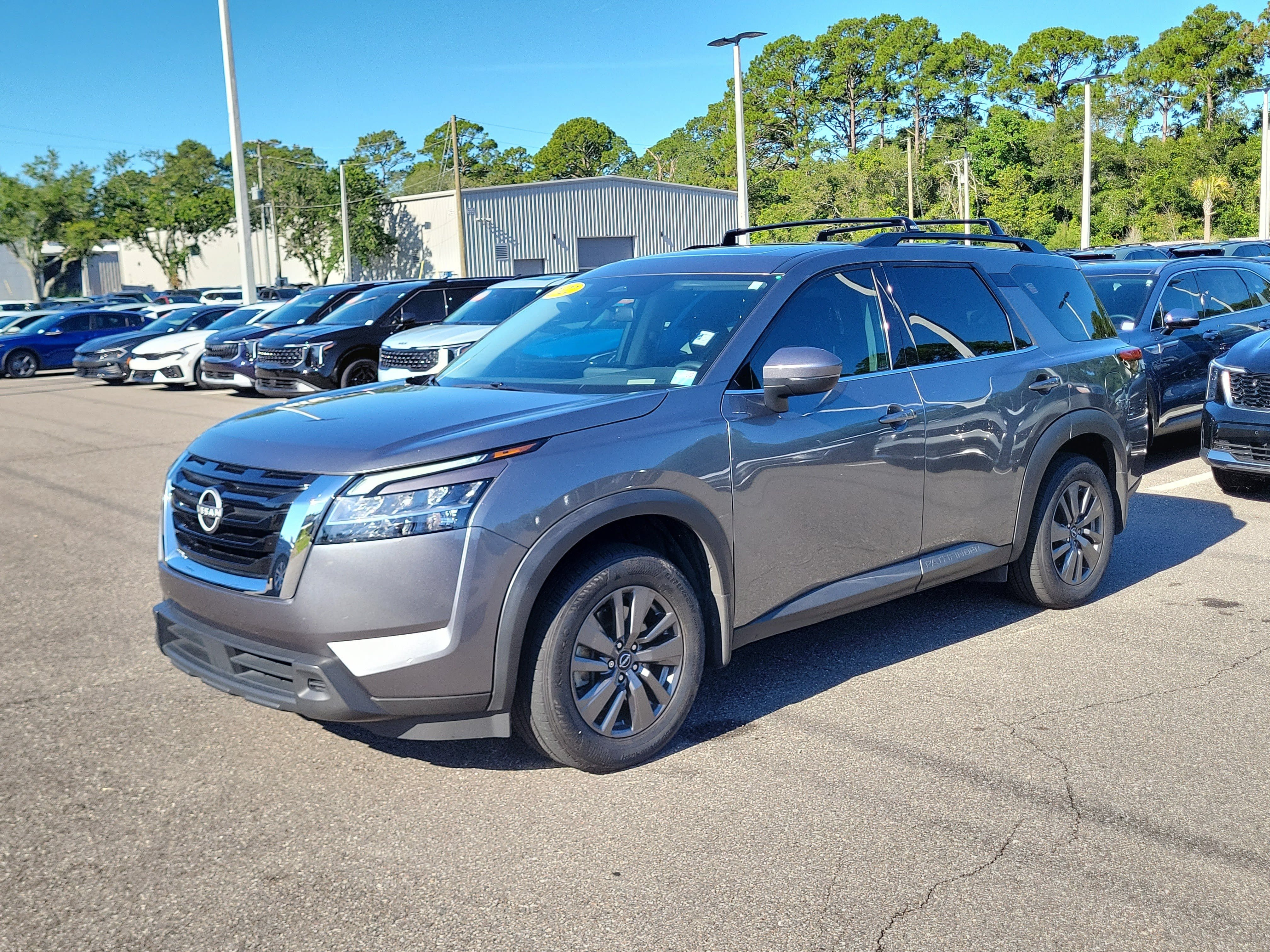Used 2022 Nissan Pathfinder SV w/ SV Premium Package FWD image 3