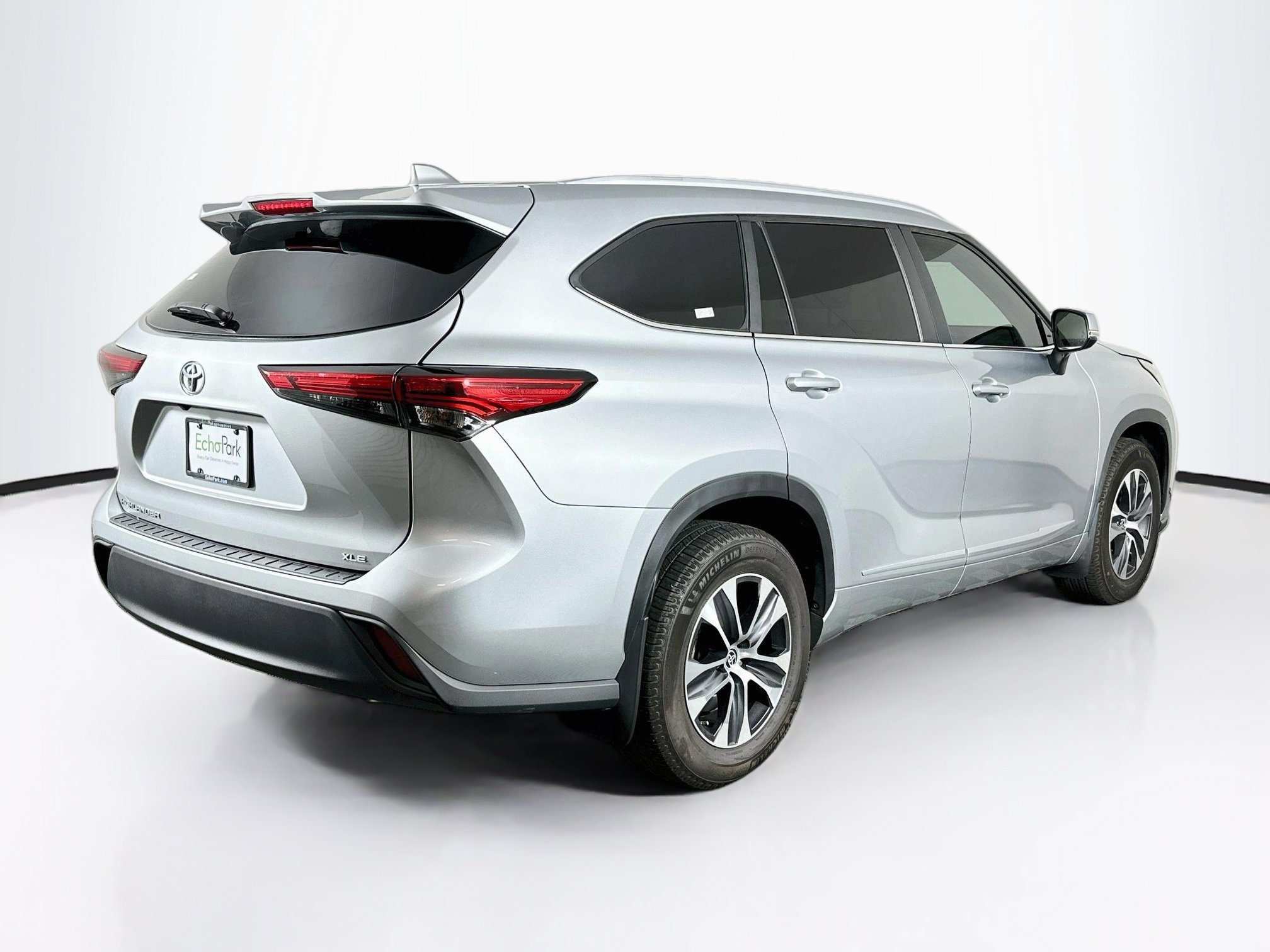 Used 2023 Toyota Highlander XLE FWD image 9