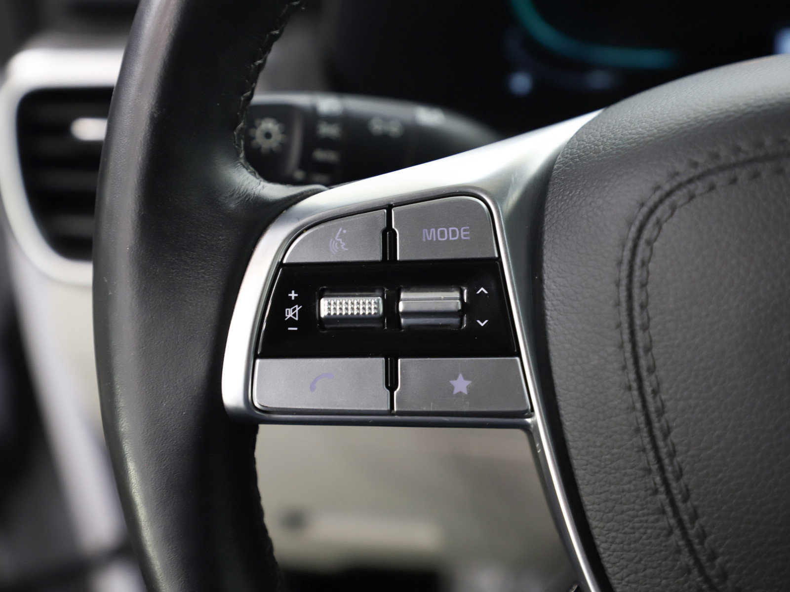 Used 2023 Kia Telluride EX w/ EX Captain's Chair Package image 19