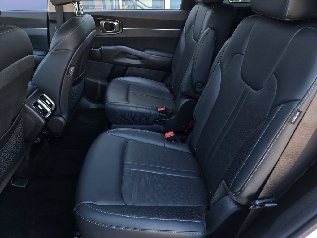 Used 2025 Kia Sorento EX w/ EX Panoramic Sunroof Package FWD image 13