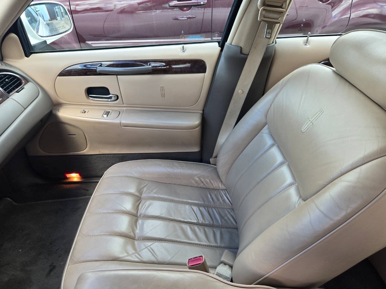 Used 1998 Lincoln Town Car Executive RWD image 23