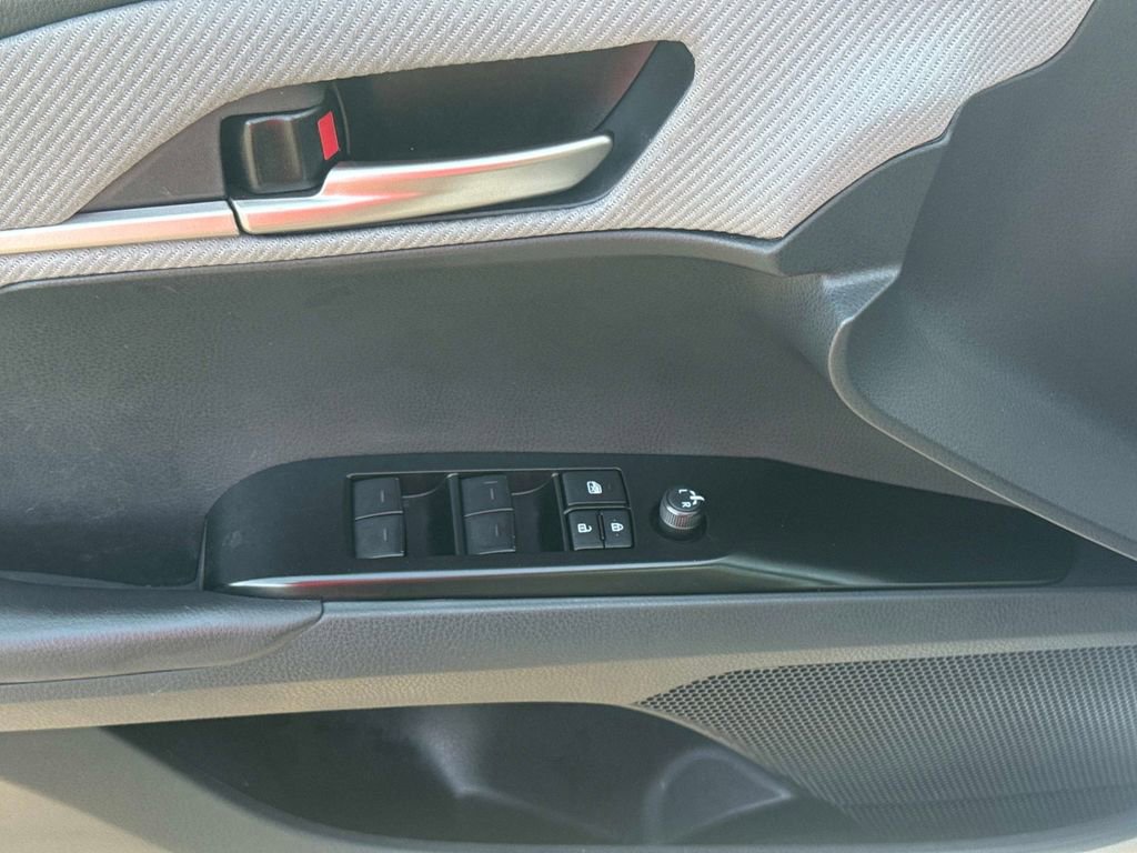 Used 2025 Toyota Camry SE FWD image 19